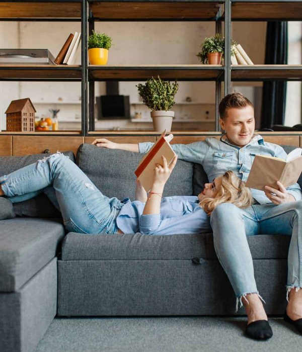 love couple resting on comfortable couch at home 5R78BFY love couple resting on comfortable couch at home 5R78BFY